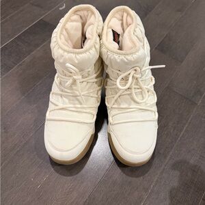 Women's Cream Snow Boots